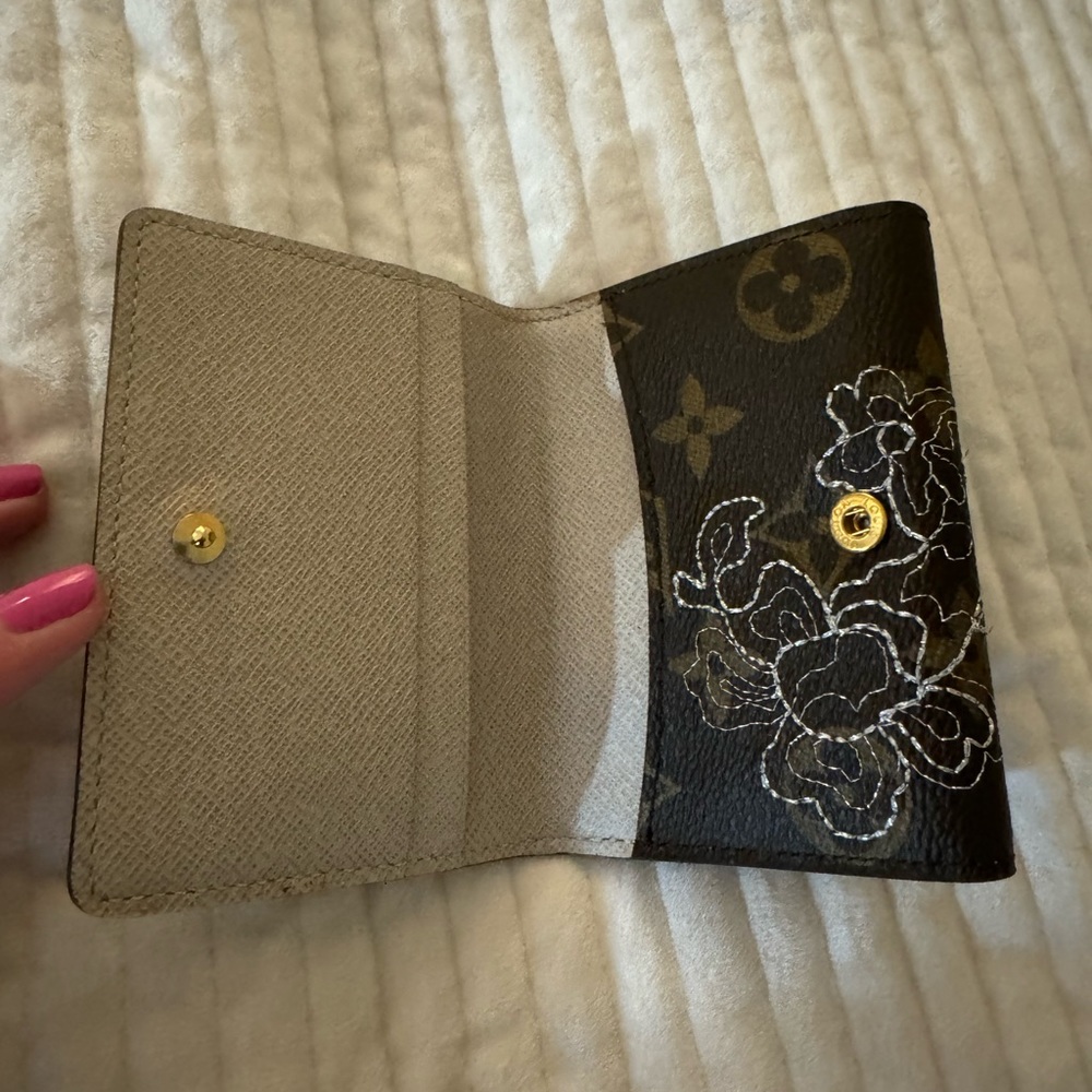 NWT LOUIS VUITTON Monogram Embroidered Ludlow Argent Card Case